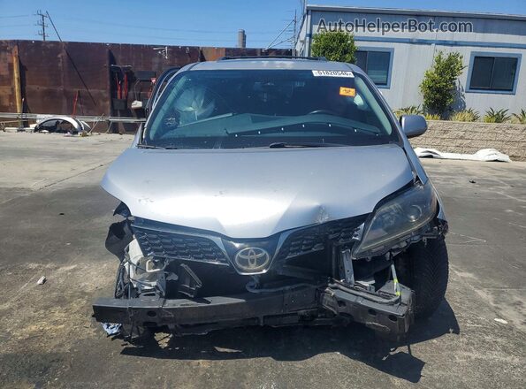 5TDXZ3DCXJS947118 2018 TOYOTA SIENNA Silver Vista frontal