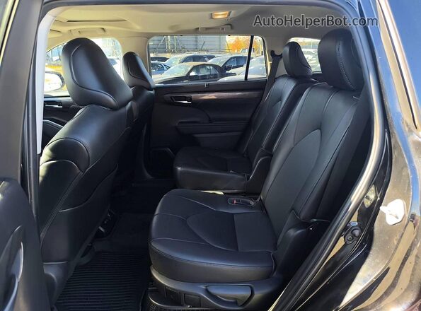 5TDYARAH2PS519034 2023 TOYOTA HIGHLANDER Black Widok wnętrza z tyłu