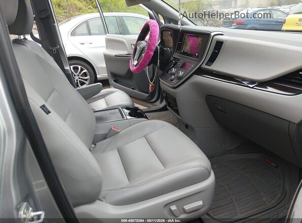 5TDYZ3DC0LS043432 2020 TOYOTA LE Серебряный Вид салона спереди