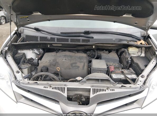 5TDYZ3DC1JS949909 2018 TOYOTA SIENNA Silver Вид ззаду