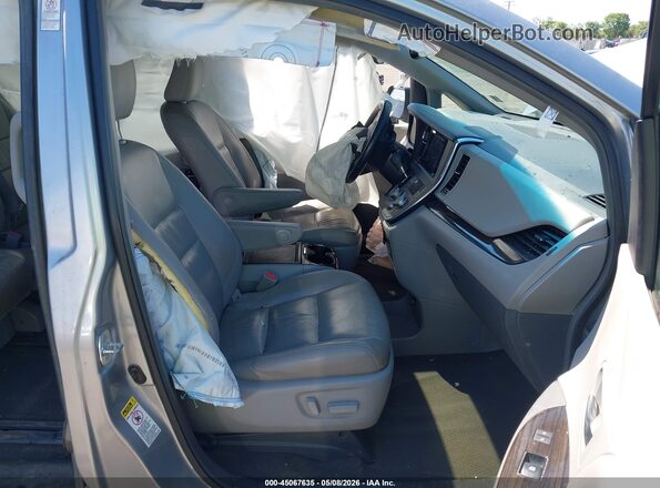 5TDYZ3DC5HS809839 2017 TOYOTA LE Silver Widok wnętrza z przodu
