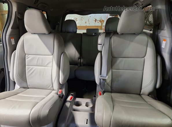 5TDYZ3DC7HS815917 2017 TOYOTA SIENNA Silver 
