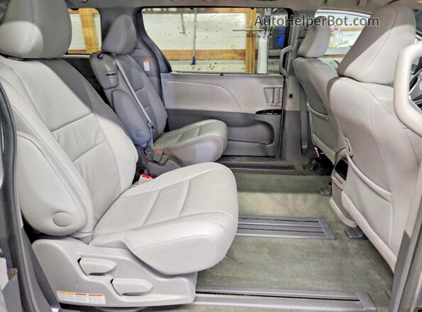 5TDYZ3DC7HS815917 2017 TOYOTA SIENNA Silver 