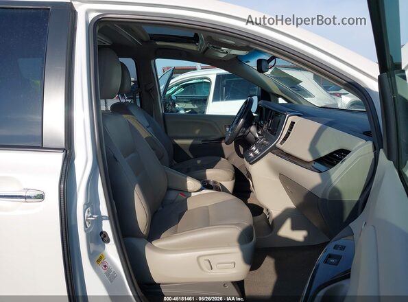 5TDYZ3DC7HS848433 2017 TOYOTA SIENNA Белый Вид салона спереди