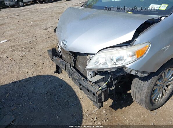 5TDYZ3DC8HS782832 2017 TOYOTA SIENNA Silver Front view