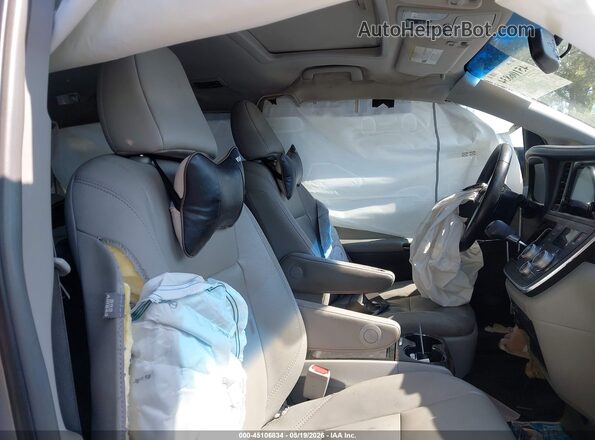 5TDYZ3DC8HS782832 2017 TOYOTA SIENNA Silver Front interior view