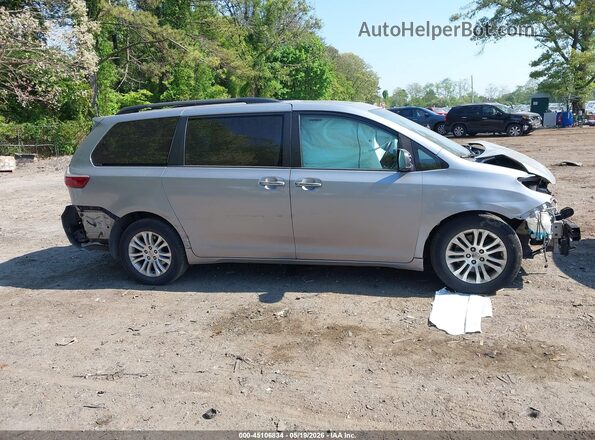 5TDYZ3DC8HS782832 2017 TOYOTA SIENNA Silver Rear interior view