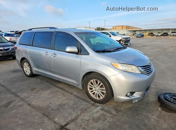 5TDYZ3DC8HS897592 2017 TOYOTA SIENNA Silver 