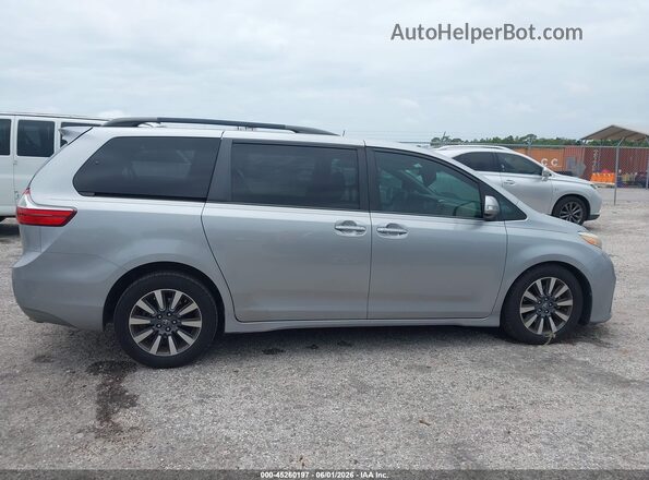 5TDYZ3DCXJS957944 2018 TOYOTA SIENNA Gray Widok wnętrza z tyłu