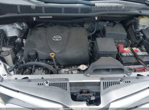 5TDYZ3DCXJS957944 2018 TOYOTA SIENNA Gray Widok z tyłu