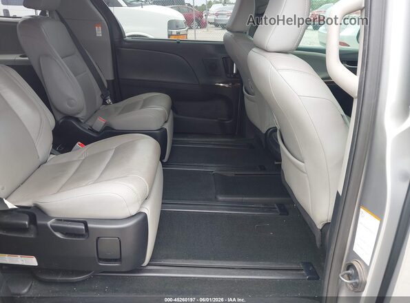 5TDYZ3DCXJS957944 2018 TOYOTA SIENNA Gray Widok naklejki z numerem VIN