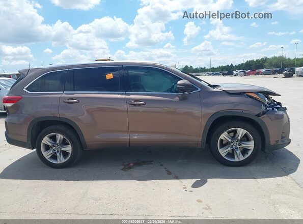 5TDYZRFH3HS225631 2017 TOYOTA HIGHLANDER Brown Вид задньої частини салону