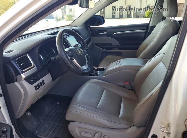 5TDYZRFHXHS220412 2017 TOYOTA HIGHLANDER White Front interior view