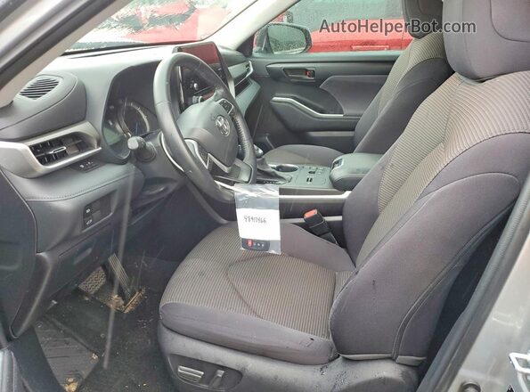5TDZARAH2PS016852 2023 TOYOTA HIGHLANDER Silver Widok wnętrza z przodu