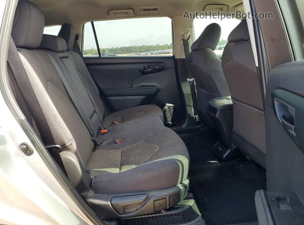 5TDZARAH2PS016852 2023 TOYOTA HIGHLANDER Silver Widok wnętrza z tyłu