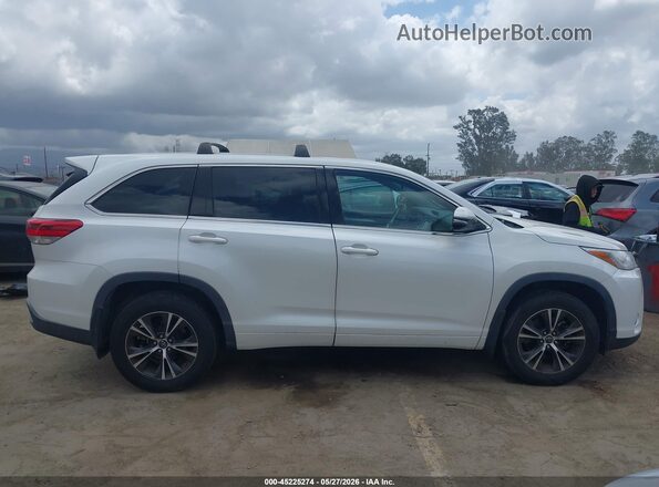 5TDZARFH1JS039281 2018 TOYOTA HIGHLANDER White Widok wnętrza z tyłu