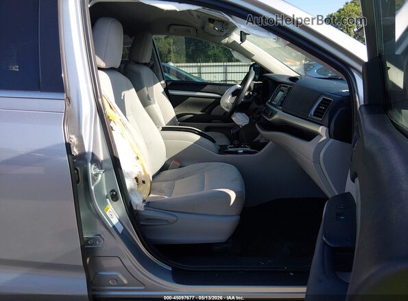 5TDZARFH8JS041822 2018 TOYOTA LE Серый Вид салона спереди
