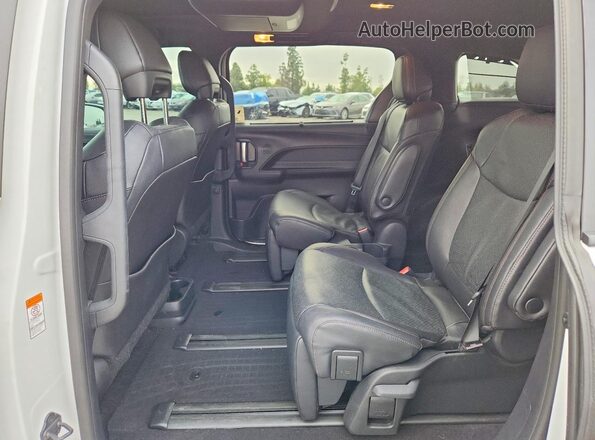 5TDZSKFC2SS220626 2025 TOYOTA SIENNA White Widok wnętrza z tyłu