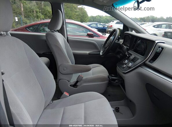 5TDZZ3DC0HS820087 2017 TOYOTA SIENNA Silver წინა სალონის ხედი