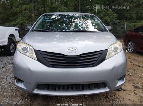 5TDZZ3DC0HS820087 2017 TOYOTA SIENNA Silver უკანა სალონის ხედი