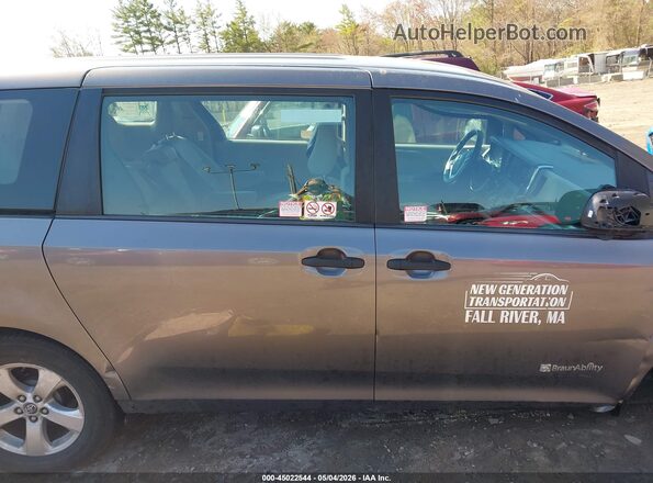 5TDZZ3DC5JS942420 2018 TOYOTA SIENNA Gray Вид задньої частини салону