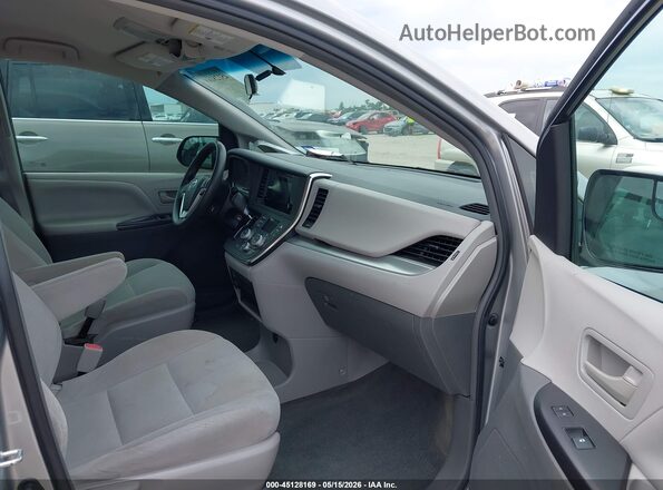 5TDZZ3DC9HS898304 2017 TOYOTA SIENNA Gray წინა სალონის ხედი