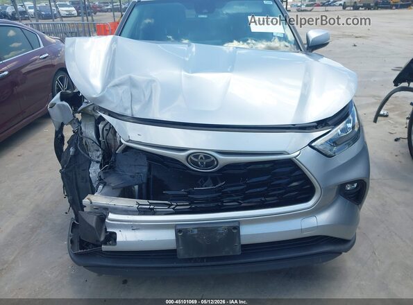 5TDZZRAH4LS015995 2020 TOYOTA LE Silver Vista interior trasera