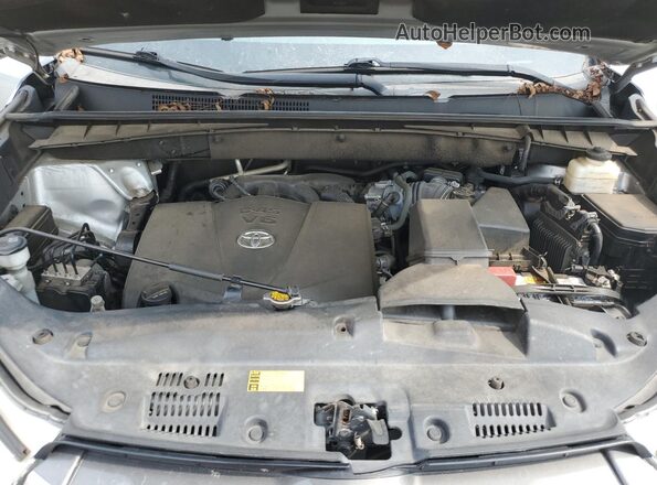 5TDZZRFH6HS192001 2017 TOYOTA LE Silver 