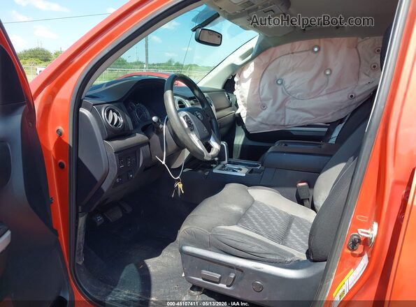 5TFDW5F12HX674666 2017 TOYOTA TUNDRA Orange Widok wnętrza z przodu