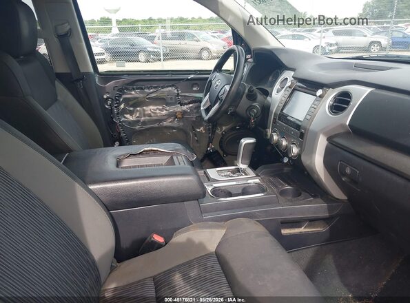 5TFDW5F15HX658283 2017 TOYOTA TUNDRA Gray Вид салону спереду