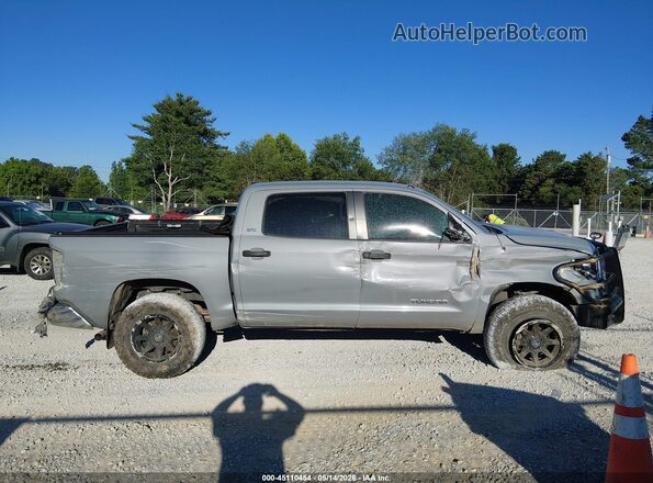 5TFDW5F17JX759119 2018 TOYOTA TUNDRA Gray Vista interior trasera