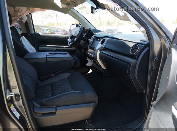 5TFDY5F11KX857672 2019 TOYOTA TUNDRA Серебряный Вид салона спереди