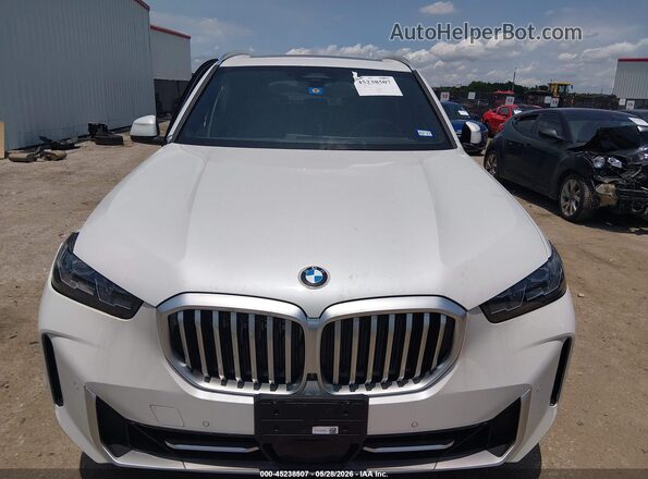 5UX13EU08S9X65232 2025 BMW X5 White Widok wnętrza z tyłu