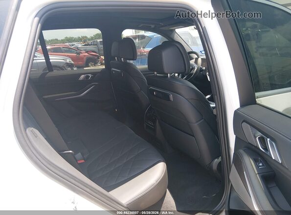 5UX13EU08S9X65232 2025 BMW X5 White Widok naklejki z numerem VIN