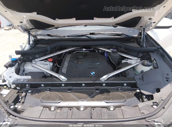 5UX13EU08S9X65232 2025 BMW X5 White Widok z tyłu