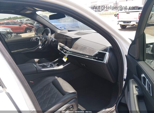 5UX13EU08S9X65232 2025 BMW X5 White Widok wnętrza z przodu