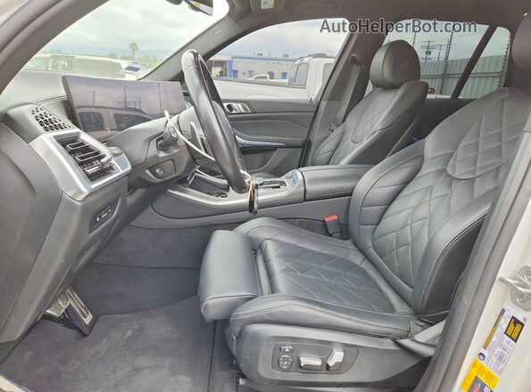 5UX13EU0XR9U59241 2024 BMW X5 White Vista interior delantera