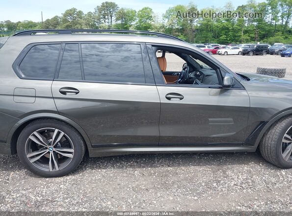 5UX23EM01S9Z59038 2025 BMW X7 Green Widok wnętrza z tyłu
