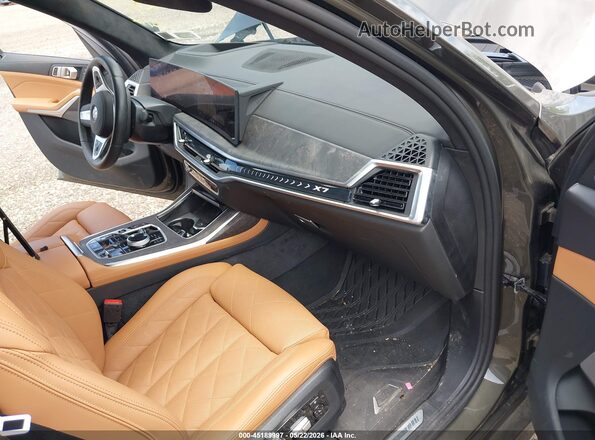 5UX23EM01S9Z59038 2025 BMW X7 Green Widok wnętrza z przodu