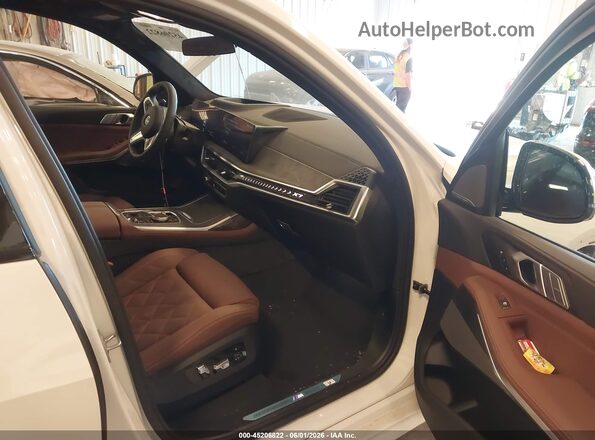 5UX23EM02T9300600 2026 BMW X7 White Вид салону спереду