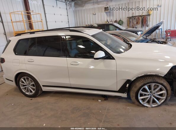 5UX23EM02T9300600 2026 BMW X7 White Вид задньої частини салону