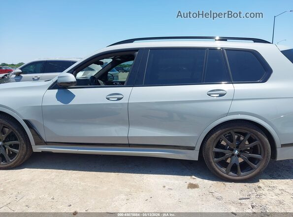 5UX23EM03R9V45818 2024 BMW X7 Light Blue 
