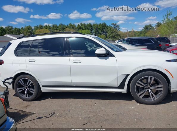 5UX23EM03T9048873 2026 BMW X7 White Vista interior trasera