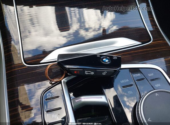 5UX23EM03T9048873 2026 BMW X7 White Vista del salpicadero