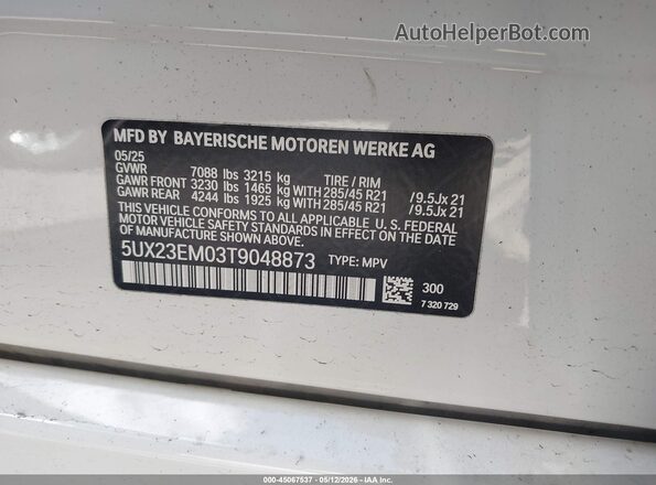 5UX23EM03T9048873 2026 BMW X7 White Vista del compartimento del motor