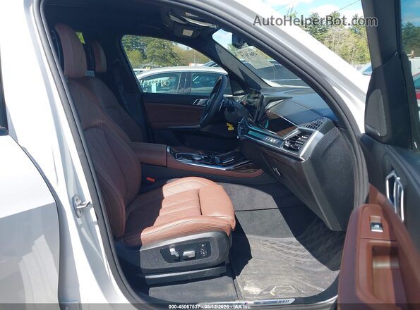 5UX23EM03T9048873 2026 BMW X7 White Vista interior delantera