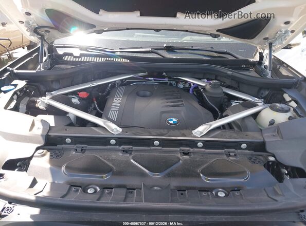 5UX23EM03T9048873 2026 BMW X7 White Vista trasera