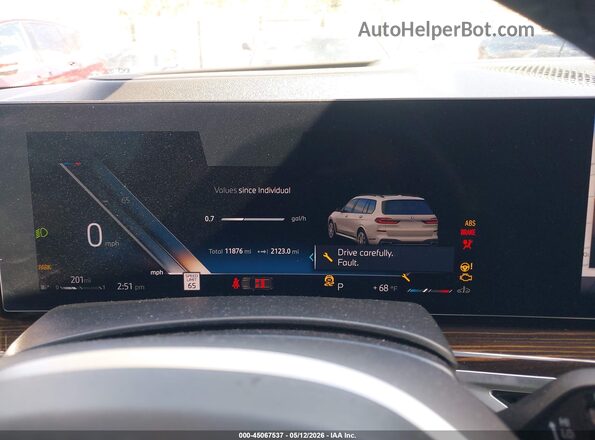 5UX23EM03T9048873 2026 BMW X7 White Vista de los asientos traseros
