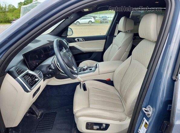 5UX23EM04S9Z67165 2025 BMW X7 Blue Front interior view