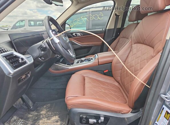 5UX23EM05P9P92075 2023 BMW X7 Gray წინა სალონის ხედი